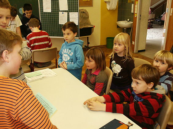 Kinder im Klassenzimmer am Tisch
