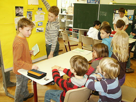 Kinder im Klassenzimmer basteln